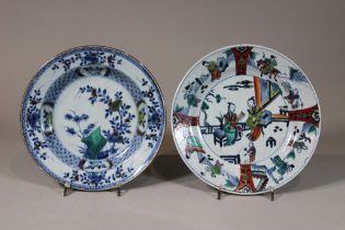 Paar Famille verte Teller, China, Porzellan, ohne Marke, figürliche Szenen und florales Dekor, Dm.:
