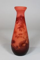 Emile Galle Vase, Glas, um 1900, farbloses Glas, mit rot hinterfangen, Überfang in Rottönen, glänze