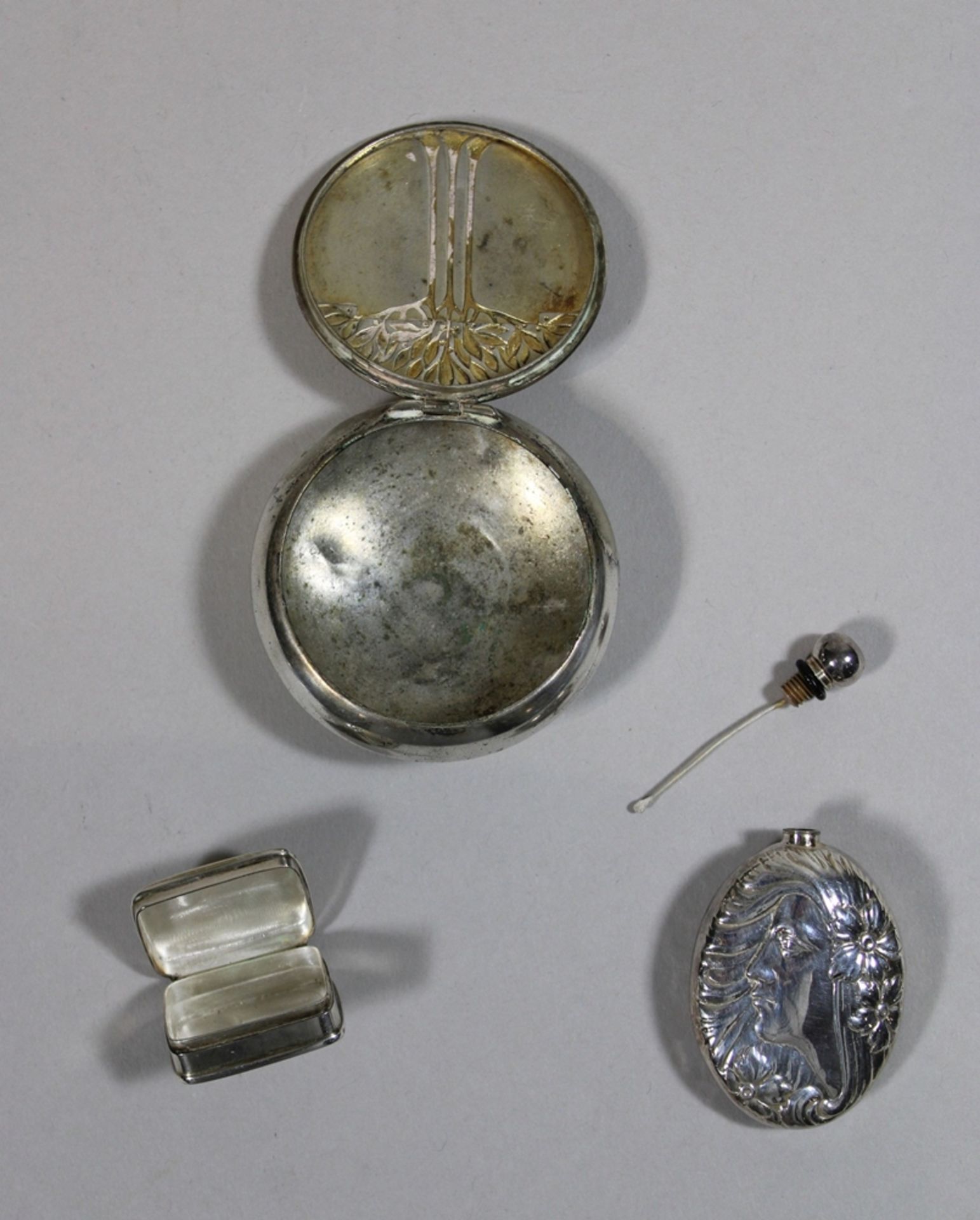 Dreiteiliges Konvolut, Silberobjekte. Ein Parfümfläschchen mit Schraubverschluss, 800 Silber. Maße: - Image 2 of 2