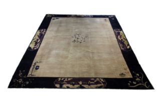 China Teppich, 19. Jh., 437 x 339 cm. Guter Zustand mit Gebrauchsspuren.