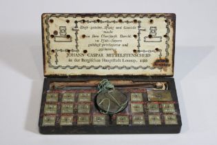 Münzwaage, Johann Caspar Mittelstenscheid ( deutsch, 1764 - 1819), um 1800, 18 Gewichte, unter Deck