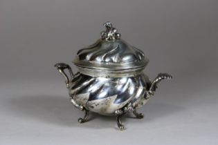 Zuckerdose, im Still Louis XV, 800er Silber, H.: 12 cm, Gewicht: 309 g. Guter, altersbedingter Zust