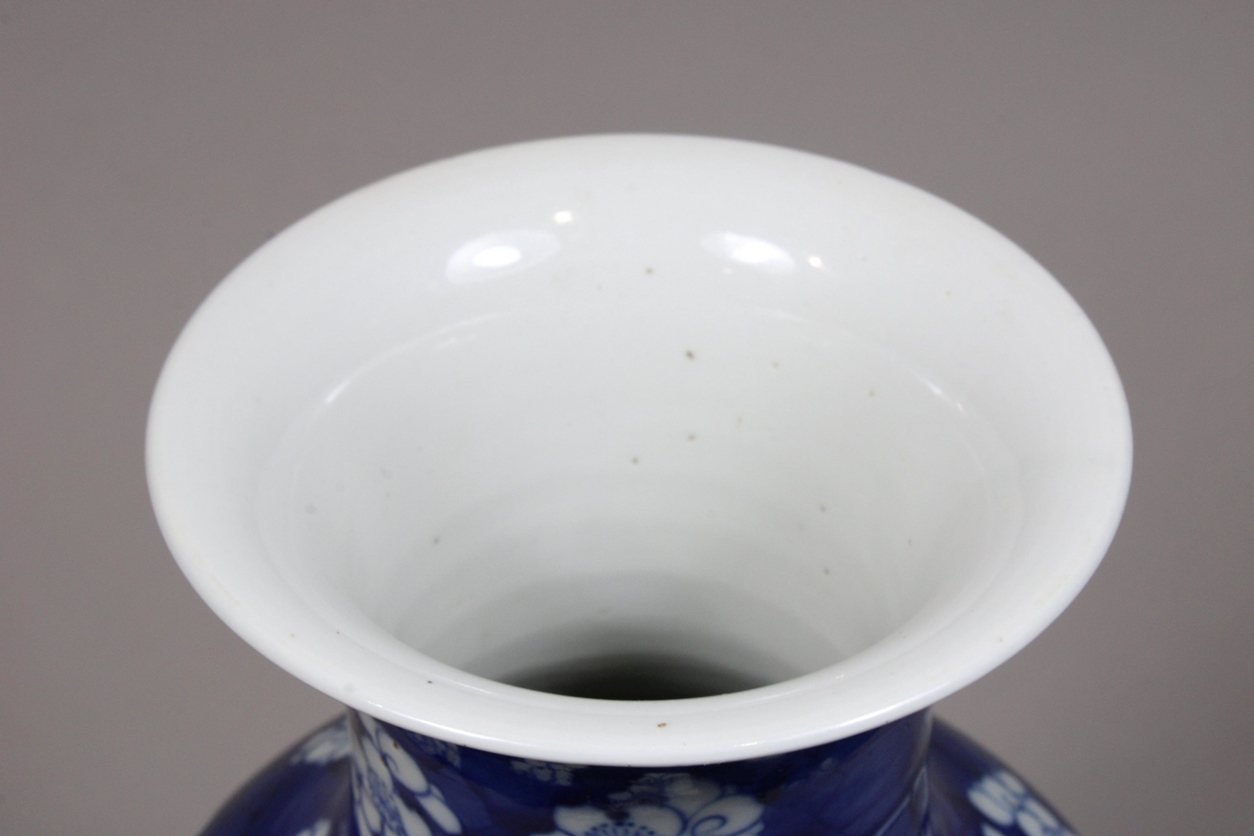 Vase, China, Porzellan, Sechszeichen Kangxi Marke am Boden, blau-weiß, zwei figürliche Szenen und f - Image 3 of 4