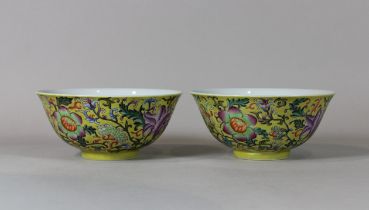 Paar Schalen, China, Porzellan, Sechszeichen Qianlong Marke, polychrom bemalt mit Blumen und Zweige