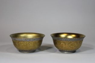Paar Schalen, China, Porzellan, Vierzeichen Yongzheng Marke, eine davon mit Bajixiang-Dekor, Gold-