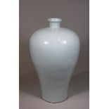 Meiping Vase, China, Porzellan, Sechszeichen Chia-ching Marke am Boden, Bajixiang Dekor, H.: 40,5 c