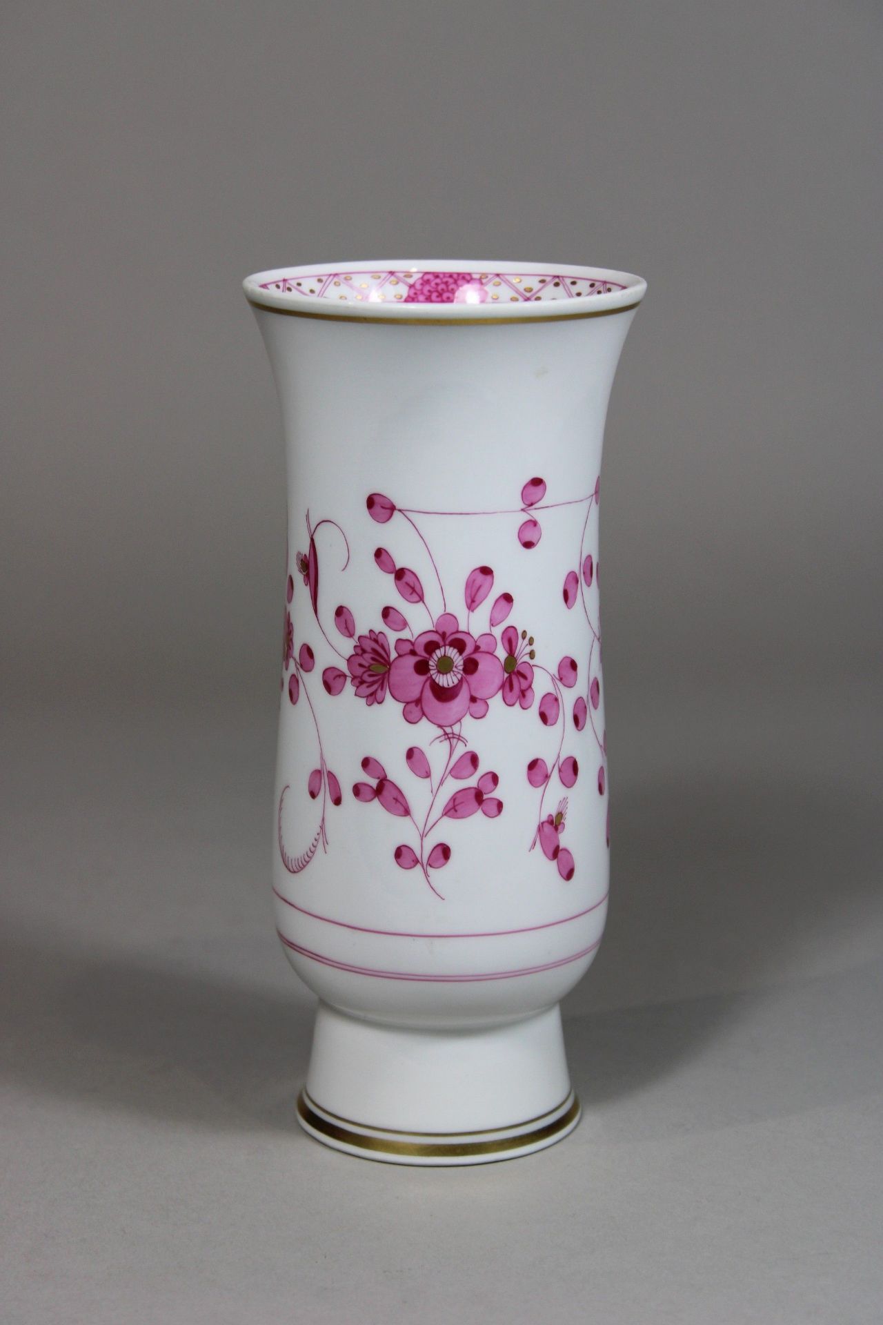 Vase, Porzellan, Meissen, 1. Wahl, Indisch Purpur, Golddekor, H.: 17,3 cm. Guter, altersbedingter Z