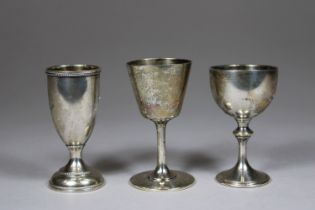 Drei Kelche, Silber, diverse Marken, H.: von 7,2 bis 7,6 cm, Gesamtgewicht: 123 g. Guter, altersbed