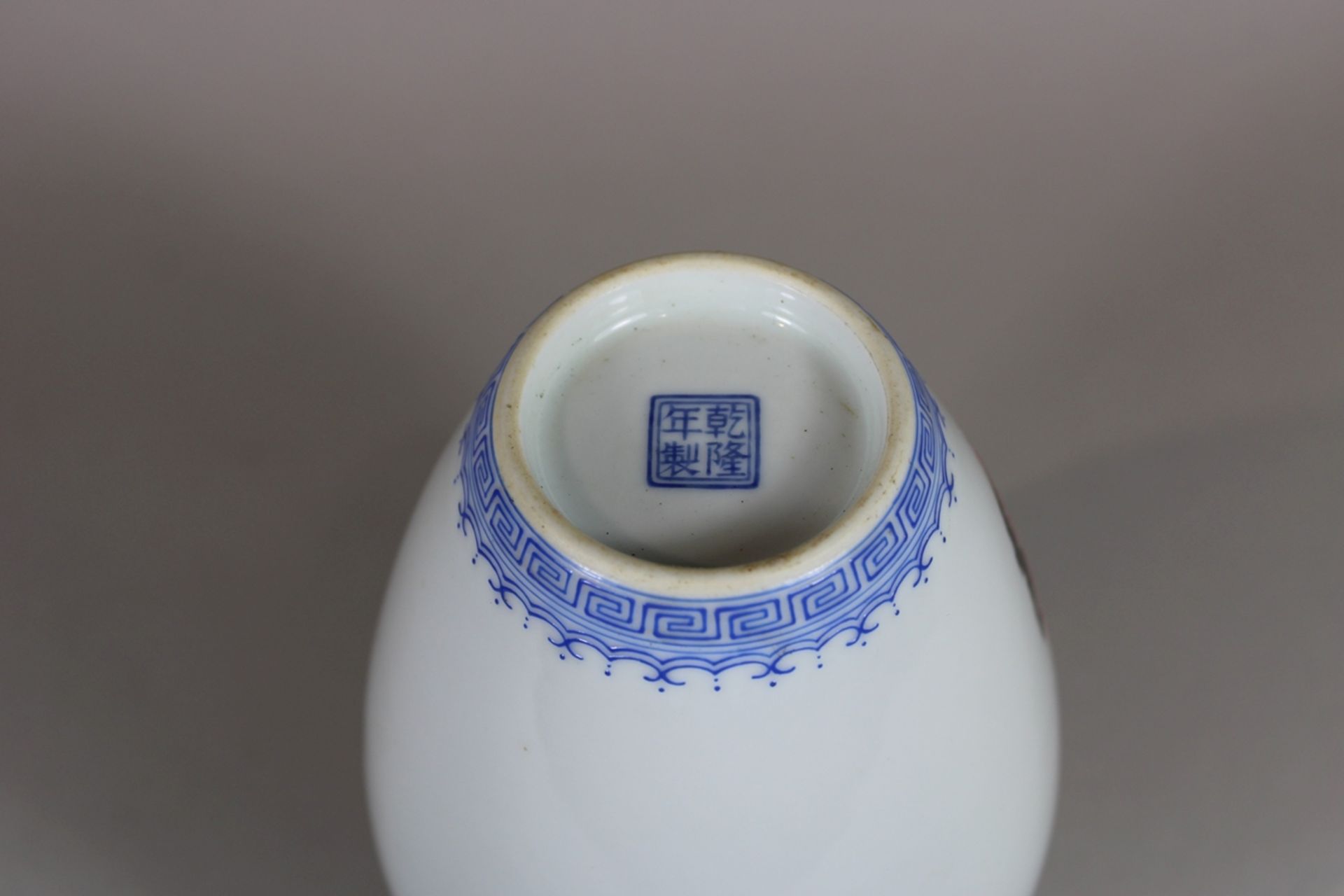 Vase, China, Porzellan, 19. Jh. oder frühe, blaue Qianlong-Siegelmarke, polychrom bemalt, figürlich - Image 3 of 3