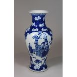 Vase, China, Porzellan, Sechszeichen Kangxi Marke am Boden, blau-weiß, zwei figürliche Szenen und f