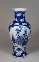 Vase, China, Porzellan, Sechszeichen Kangxi Marke am Boden, blau-weiß, zwei figürliche Szenen und f