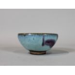 Junyao Teeschale, China, Steinzeug, ohne Marke, wohl Yuan/Ming-Dynastie (1279-1644), purpurblaue Gl