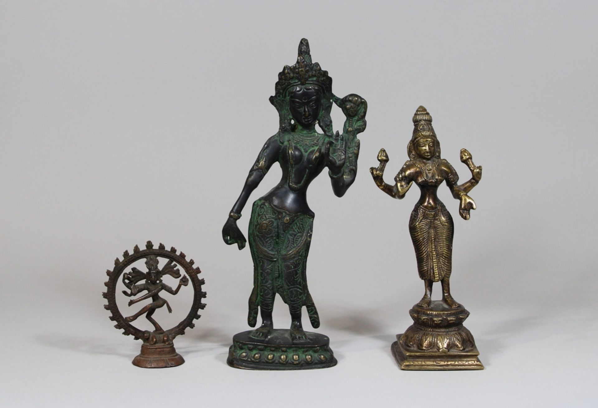 Konvolut 3 tl.: Buddhistische Gottheiten, India, 20. Jh.: Shiva Nataraja, H.: 10,5 cm, Lakshmi, H.: