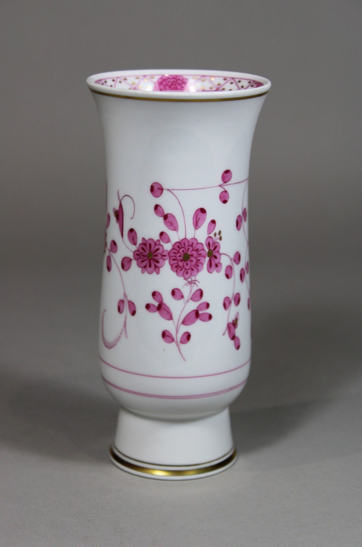 Vase, Porzellan, Meissen, 1. Wahl, Indisch Purpur, Golddekor, H.: 17,3 cm. Guter, altersbedingter Z - Image 2 of 3