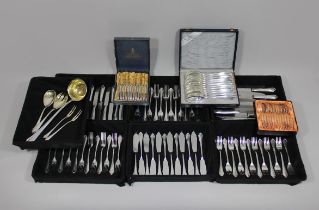 Besteck. 800er Silber. Mund und Krone. Mit kleinem Monogramm am Griff. 113-teiliges Set. Gesamtgewi