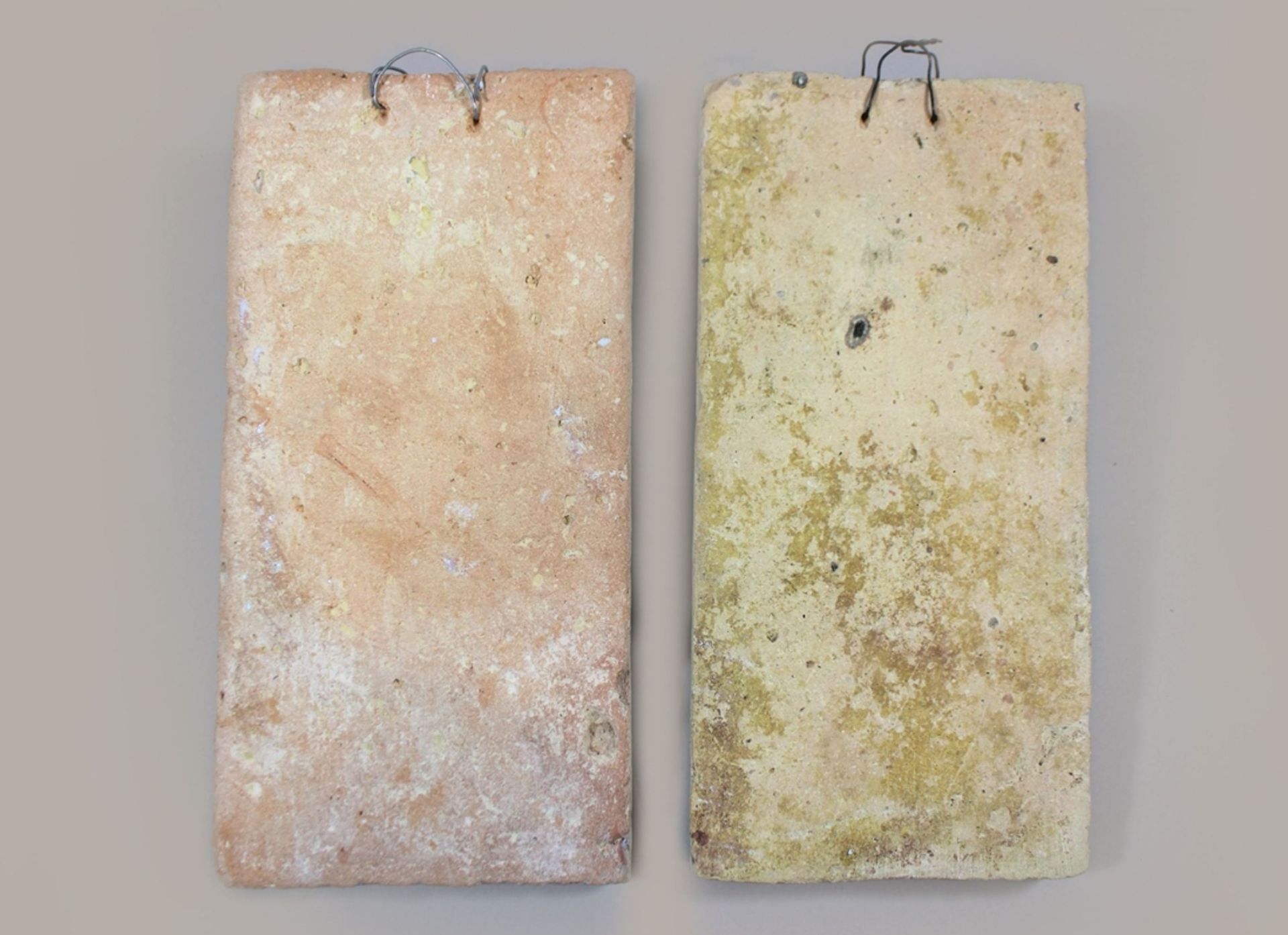 Paar Kacheln, Italien, unten rechts monogrammiert, Maße: ca. 33 x 16 cm.  Altersgemäßer Zustand, Ri - Bild 2 aus 4