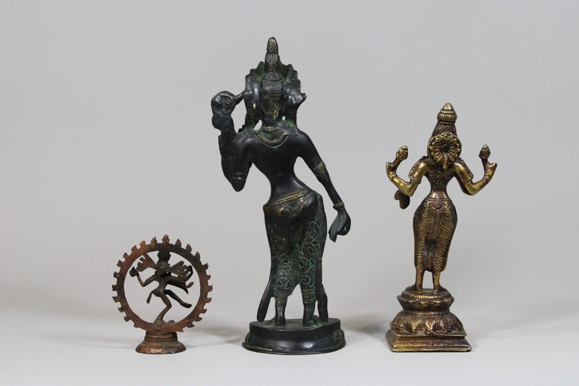 Konvolut 3 tl.: Buddhistische Gottheiten, India, 20. Jh.: Shiva Nataraja, H.: 10,5 cm, Lakshmi, H.: - Bild 2 aus 3
