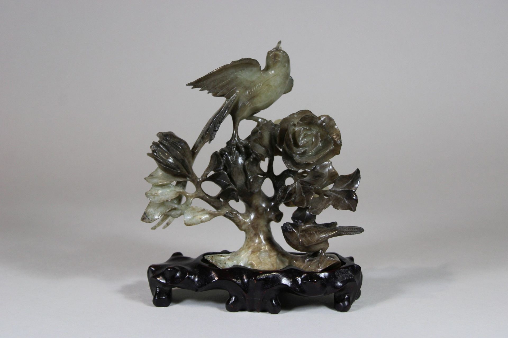Braune Jadefigur, China. Vollplastik, geschnitzt. Vogelpaar auf Blumengeäst. Zwei verschiedene Blum