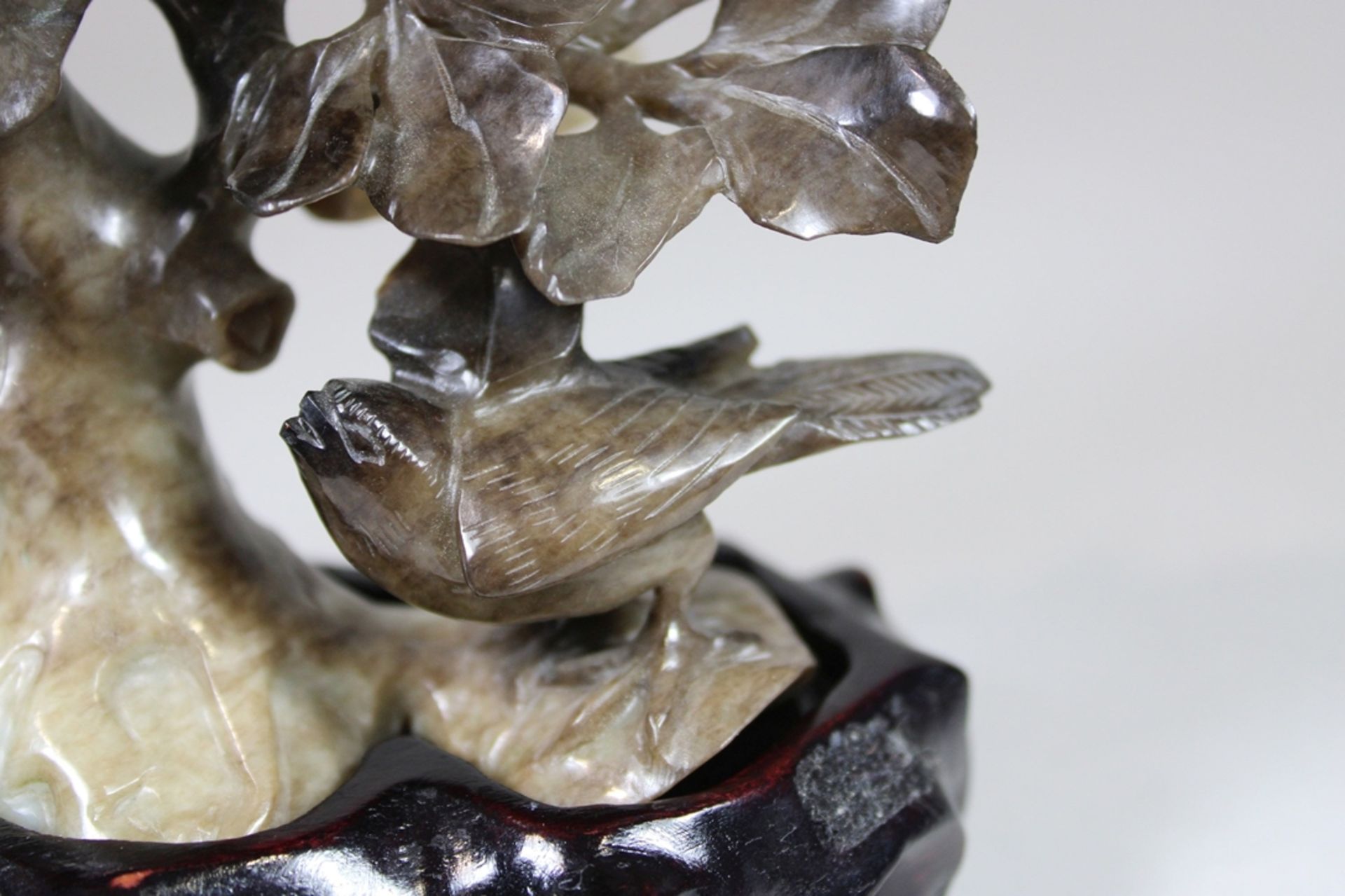 Braune Jadefigur, China. Vollplastik, geschnitzt. Vogelpaar auf Blumengeäst. Zwei verschiedene Blum - Image 4 of 5