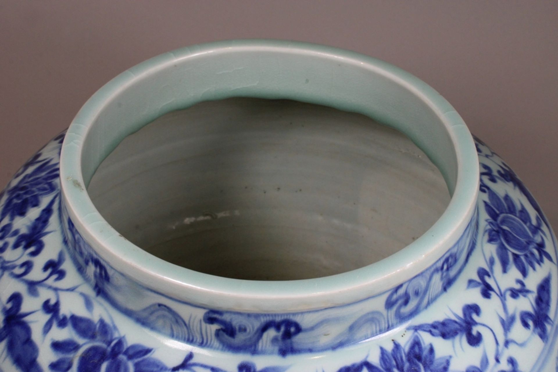 Vase, China, Porzellan, Ohne Marke, blau-weiß, Vogel- und Blumendekor, H.: 28,5 cm. Guter, altersbe - Image 3 of 4