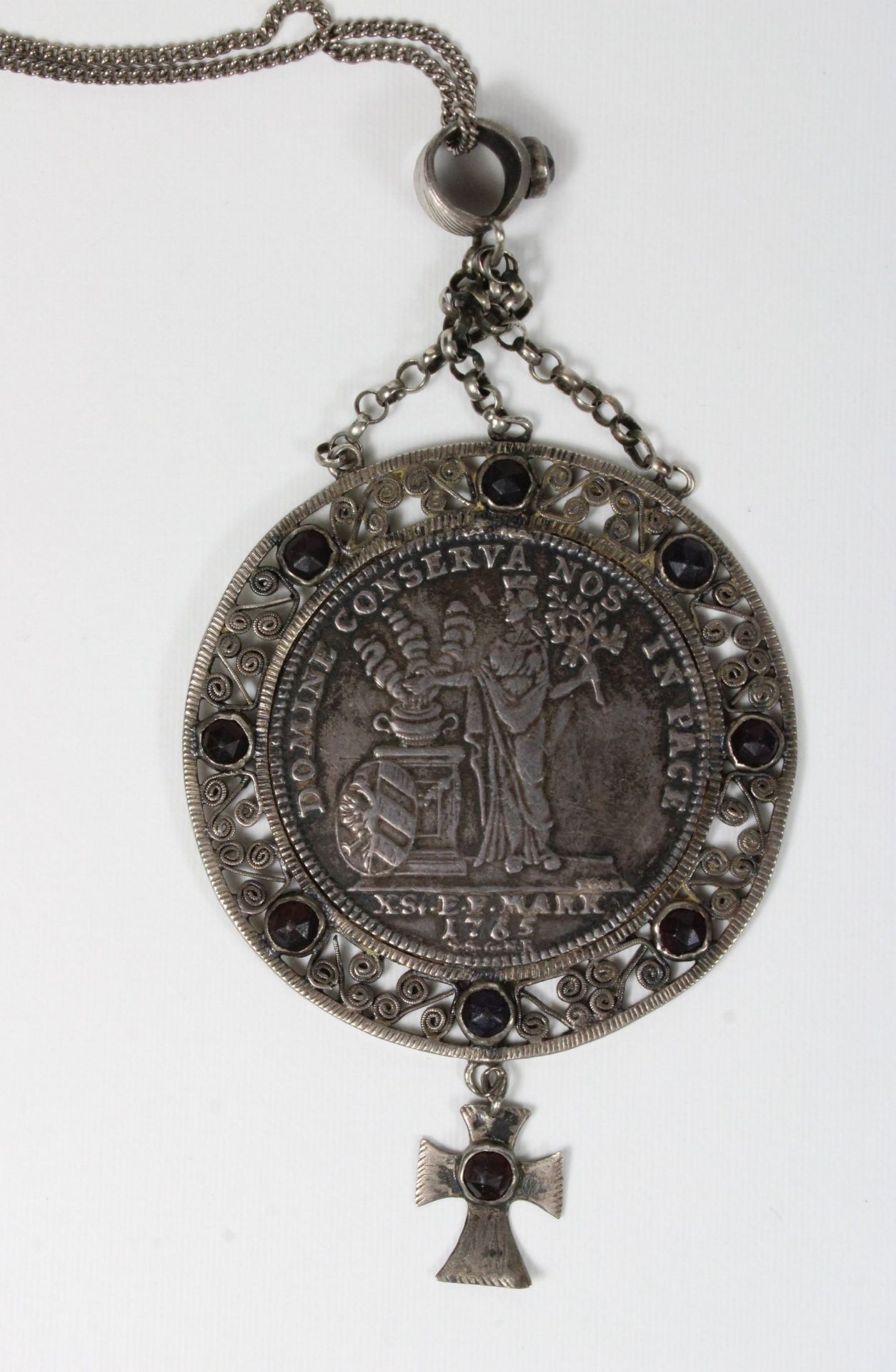Nürnberg Taler. Prägejahr: 1765. Silbermünze, nachträglich schmuckvoll eingefasst. Altdeutschland N - Image 2 of 4