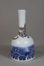 Vase, Porzellan, China, Kangxi Marke am Boden, Drachendekor, H.: 16 cm. Guter, altersbedingter Zust