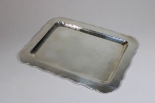 Tablett, 900er Silber, H.: 25 cm, L.: 33,5 cm, Gewicht: 512 g. Guter, altersbedingter Zustand.