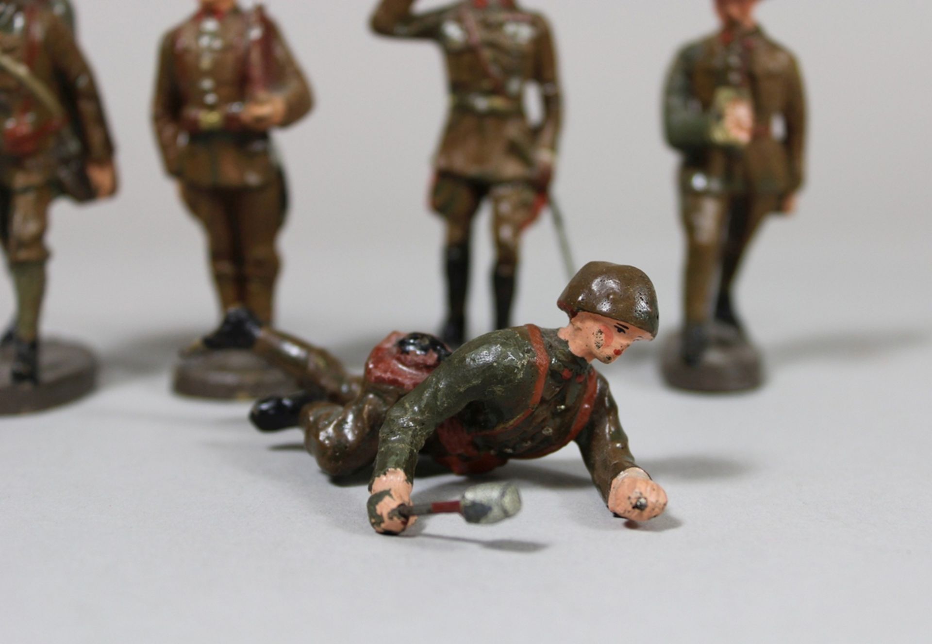Spielzeugsoldaten. Vermutlich 1. Weltkrieg. 5 Stück aus Elastolin. Altersbedingter Zustand. Diverse - Bild 2 aus 4