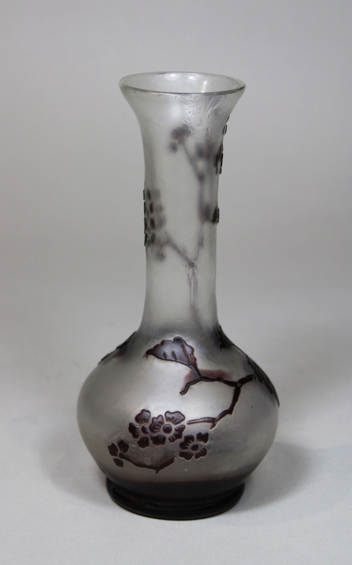 Vase, Kameoglas, Glasfabrik Fritz Heckert (Co.) (deutsch, gegründet 1862), Blumendekor, unten monog - Bild 2 aus 3