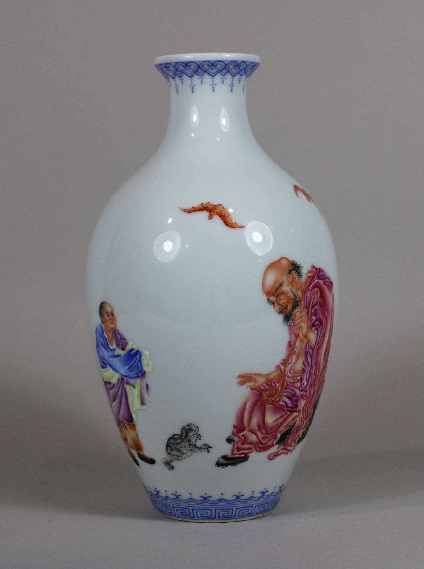 Vase, China, Porzellan, 19. Jh. oder frühe, blaue Qianlong-Siegelmarke, polychrom bemalt, figürlich