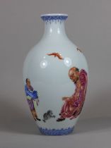 Vase, China, Porzellan, 19. Jh. oder frühe, blaue Qianlong-Siegelmarke, polychrom bemalt, figürlich