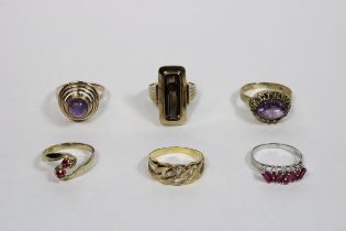 Ringe, Konvolut 6-teilig. 4 Ringe 333 Gelbgold. 1 Ring 333 Weißgold. 1 Ring 585 Weißgold. Alle in u