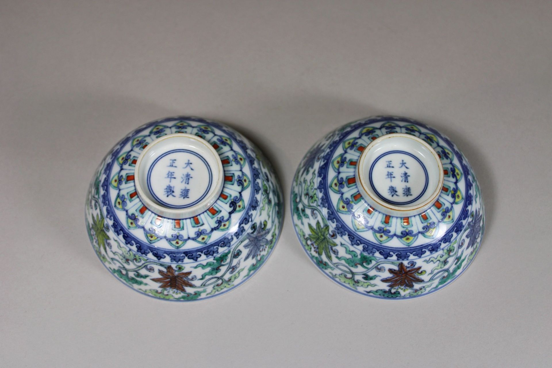 Paar Famille verte Schalen, China, Porzellan, blaue Doppelring und Yongzheng Marke am Boden, Ranken - Image 3 of 4