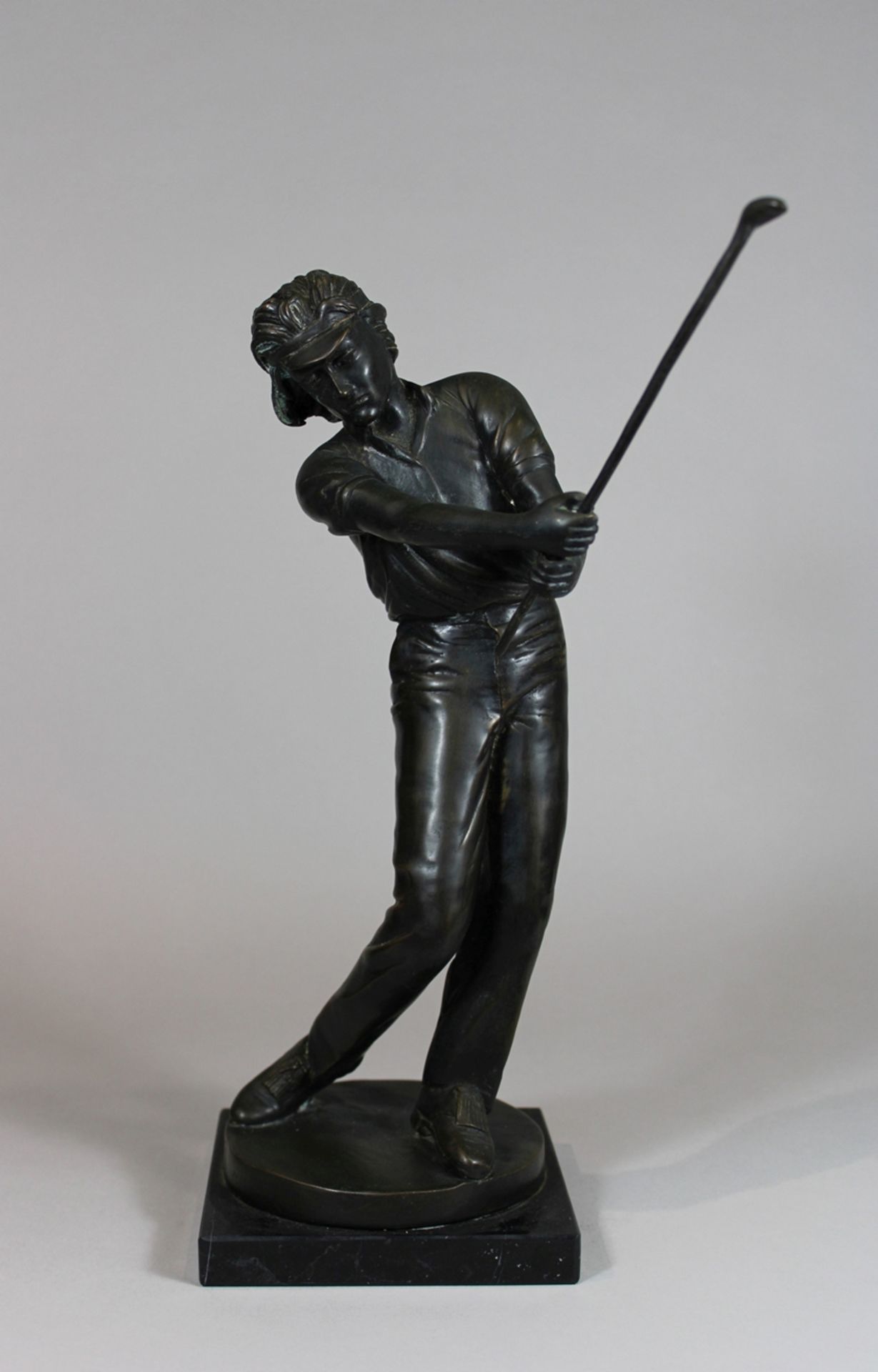 Bronzeskulptur, Golfer-Statue mit Schläger. Quadratischer Sockel. Unsigniert. Gebrauchszustand gut.