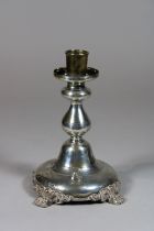 Vierfüßiger Kerzenständer, Silber. 12 Lot. Vermutlich 2. Hälfte 19. Jahrhundert. Altersbedingter Zu