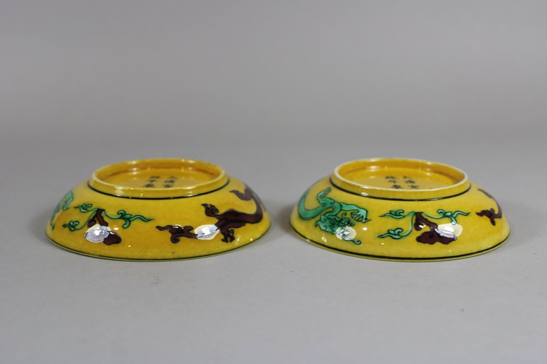 Paar kleine flache Schalen, China, Porzellan, schwarze Sechszeichen Hongxian Marke, gelb glasiert i - Image 3 of 3