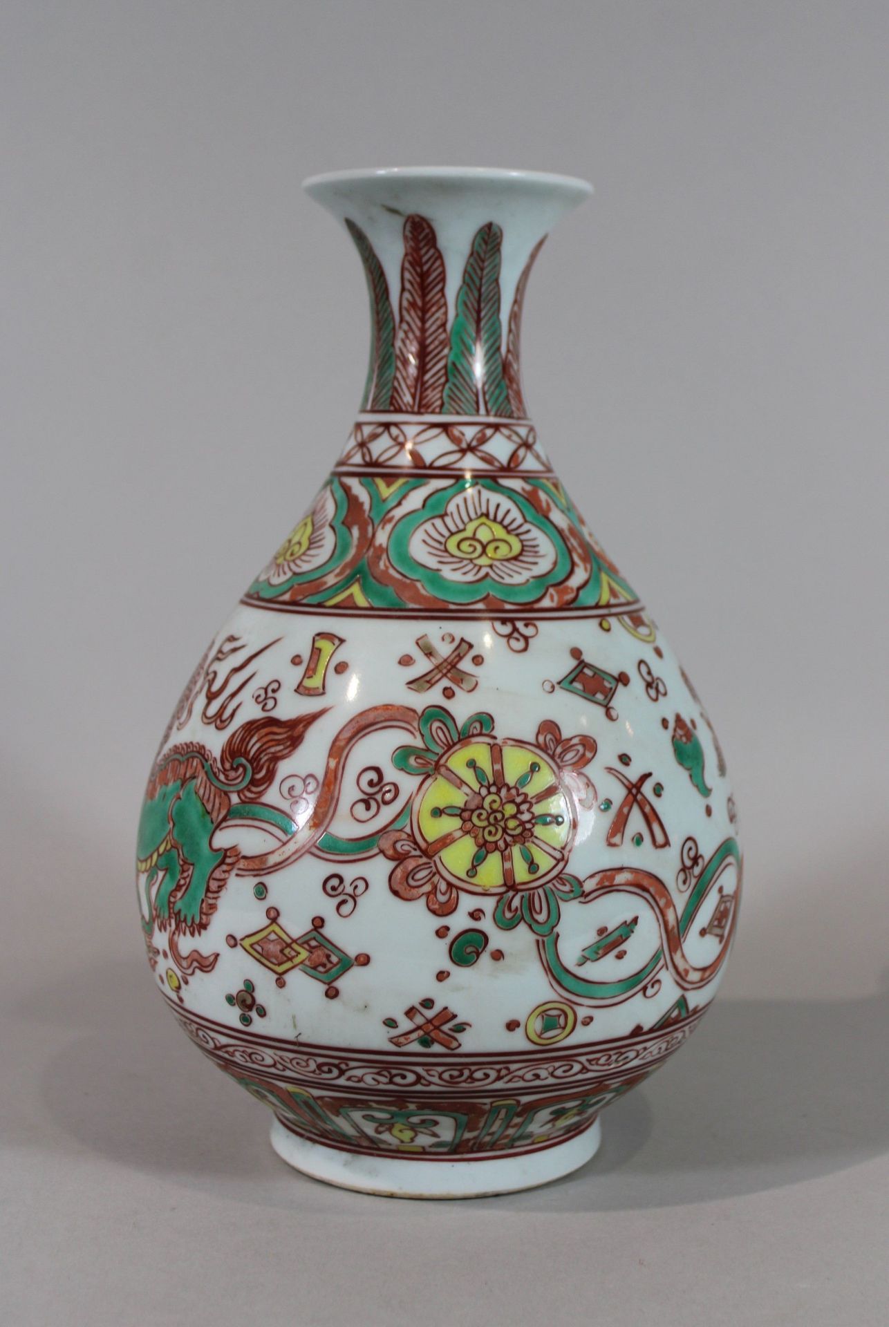 Yuhuchunping Vase, China, Porzellan, blaue Doppelring und Sechszeichen Wan-Li Marke am Boden, polyc - Image 2 of 3