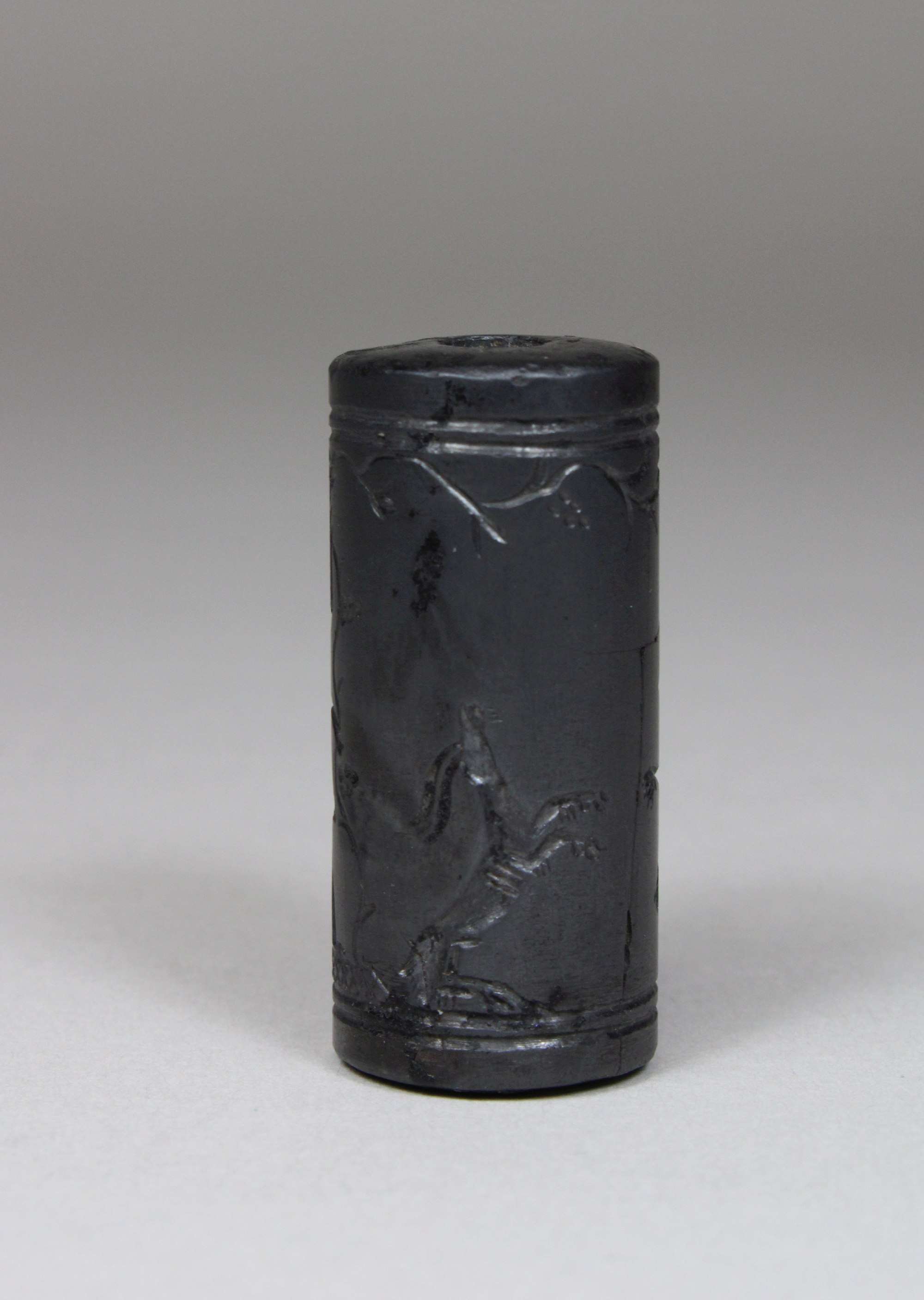 Rollsiegel aus Hämatit, wohl Babylonisch, Darstellung: Antilopenjagd, Maße: H. 4 cm, Dm: 1,9 cm. Gu - Image 2 of 4