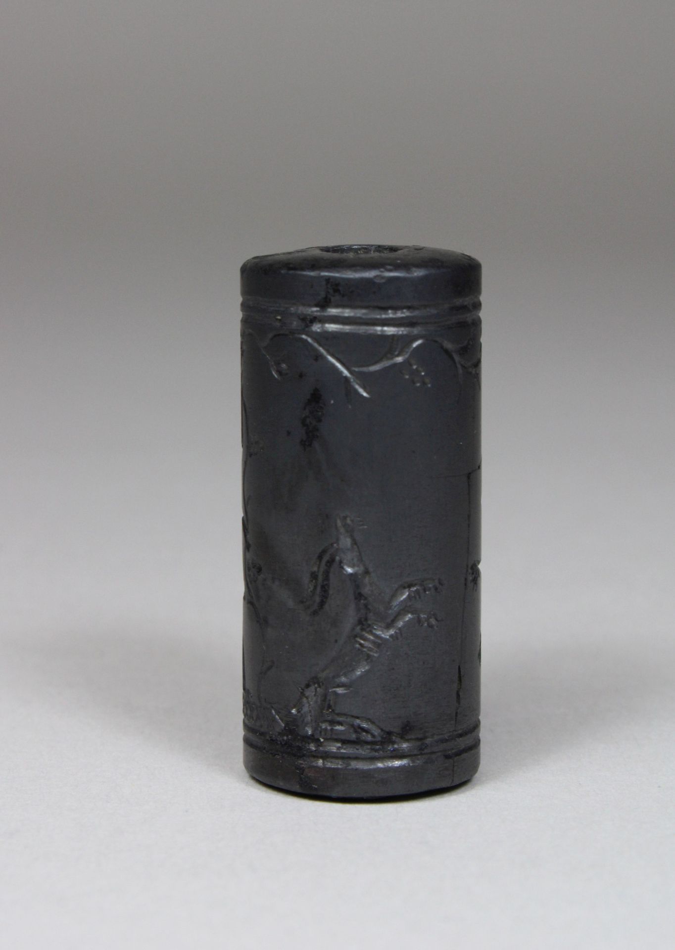 Rollsiegel aus Hämatit, wohl Babylonisch, Darstellung: Antilopenjagd, Maße: H. 4 cm, Dm: 1,9 cm. Gu - Bild 2 aus 4