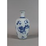 Vase, China, Porzellan, wohl Kangxi, ohne Marke, blau weiß, Drachendekor, H.: 20 cm. Guter, altersb