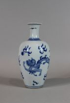 Vase, China, Porzellan, wohl Kangxi, ohne Marke, blau weiß, Drachendekor, H.: 20 cm. Guter, altersb