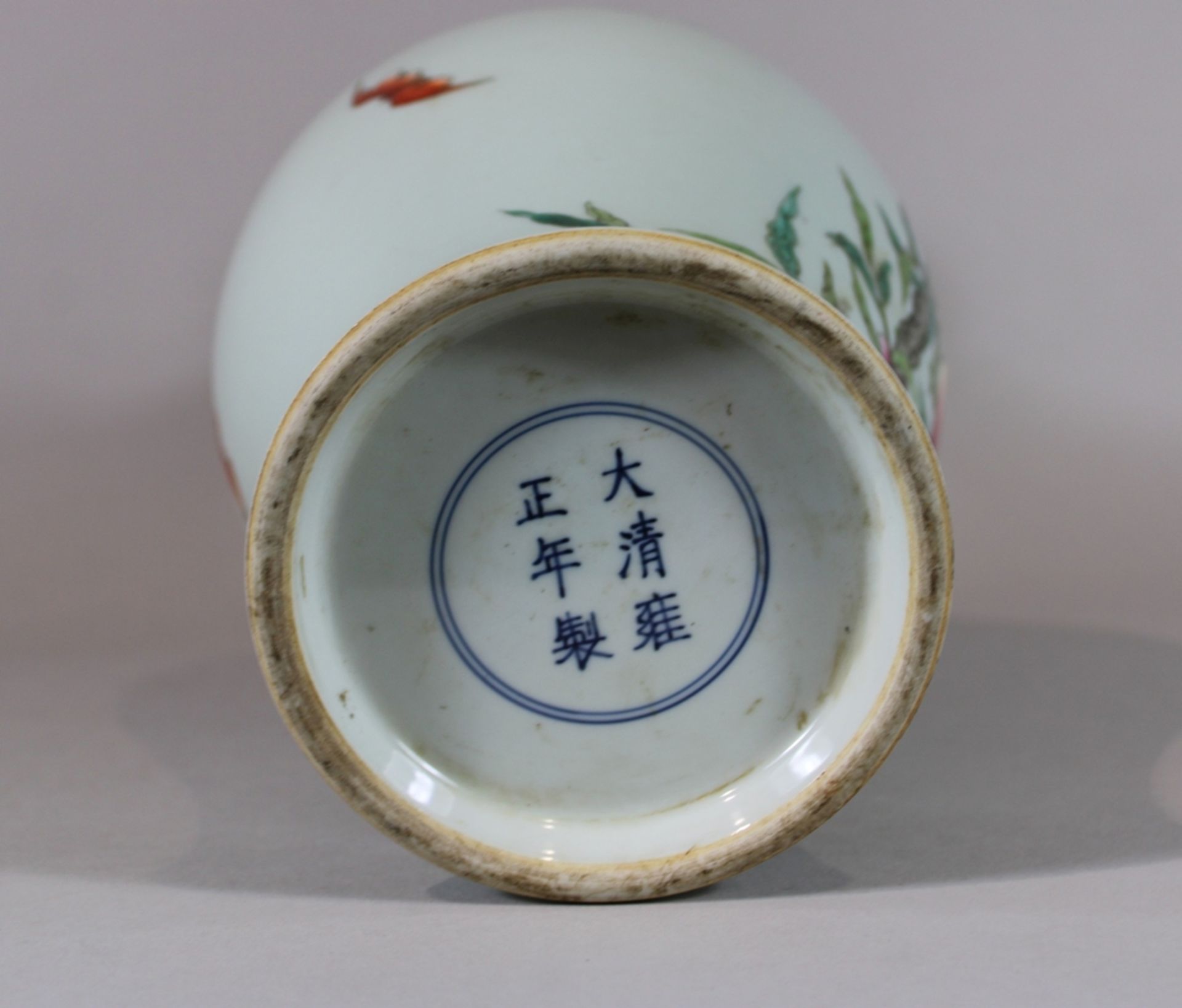 Vase, China, Porzellan, blaue Doppelring- und Sechszeichen Yongzheng Marke, polychrom bemalt mit Pf - Image 3 of 3