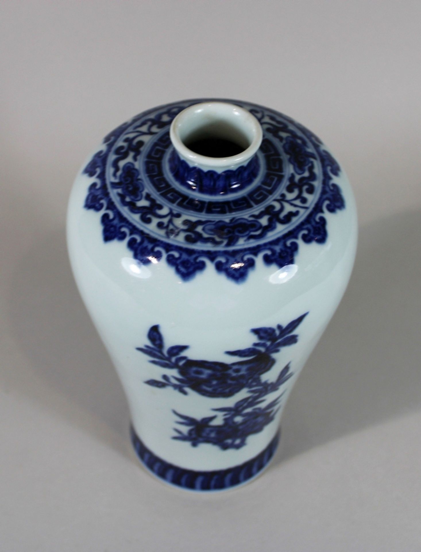 Meiping Vase, China, Porzellan, blau Qianlong Marke, blau weiß, Blumendekor, H.: 23 cm. Guter, alte - Image 2 of 3