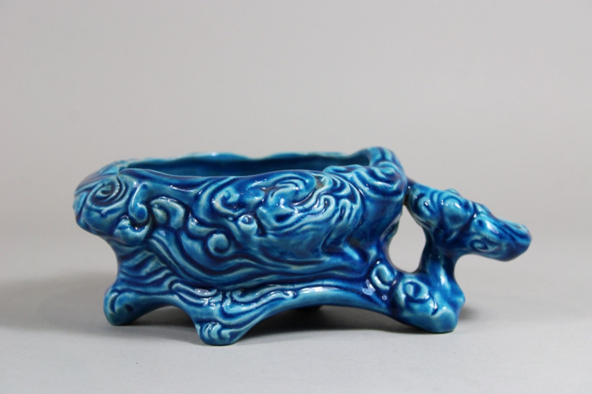 Keramik-Schale. Pinselwascher. China. Wohl Qianlong-Marke. Blau glasiert. Fünffüßig. Guter Erhaltun