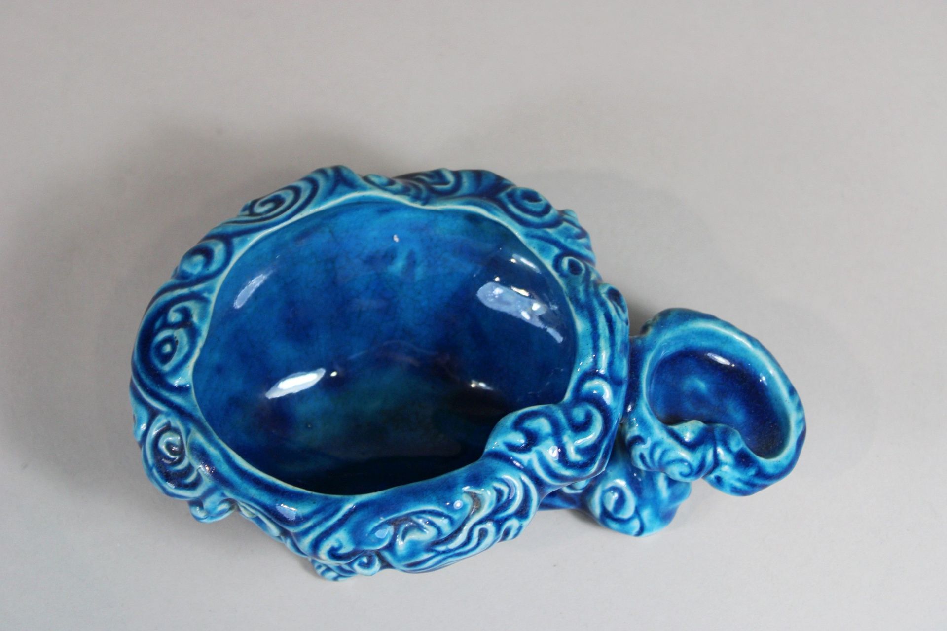 Keramik-Schale. Pinselwascher. China. Wohl Qianlong-Marke. Blau glasiert. Fünffüßig. Guter Erhaltun - Image 2 of 3