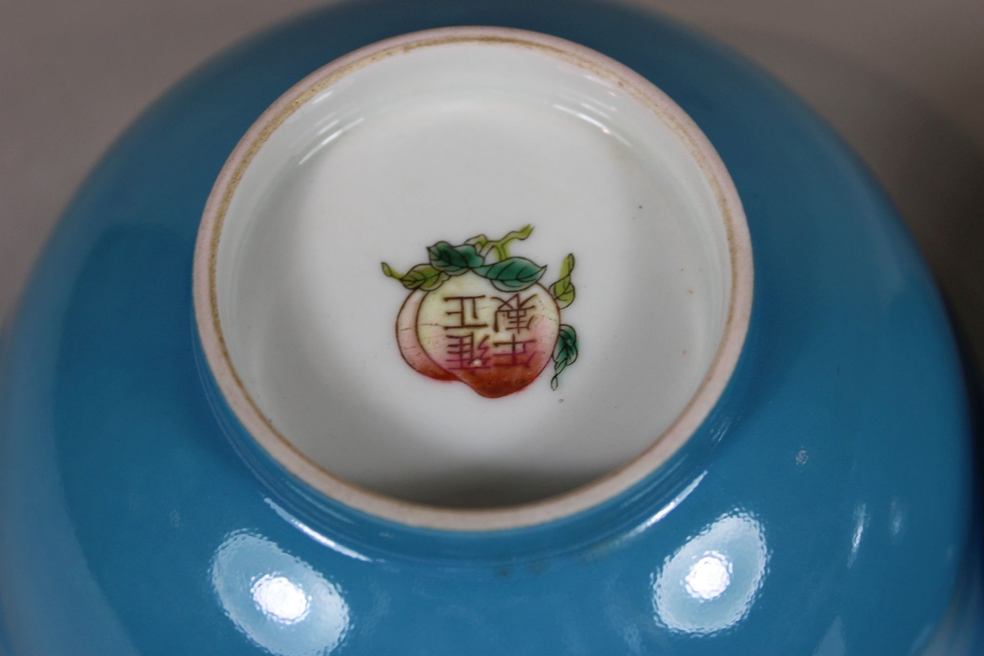 Paar Schalen, China, Porzellan, Vierzeichen Yongzheng Marke, polychrom bemalt mit Pfirsichzweigen, - Image 4 of 4