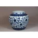 Vase, China, Porzellan, blaue Sechszeichen Da Ming Xuan De Nian Zhi Marke, weiß-blau, Ranken- und B