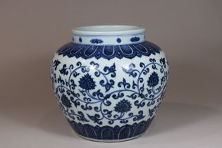 Vase, China, Porzellan, blaue Sechszeichen Da Ming Xuan De Nian Zhi Marke, weiß-blau, Ranken- und B