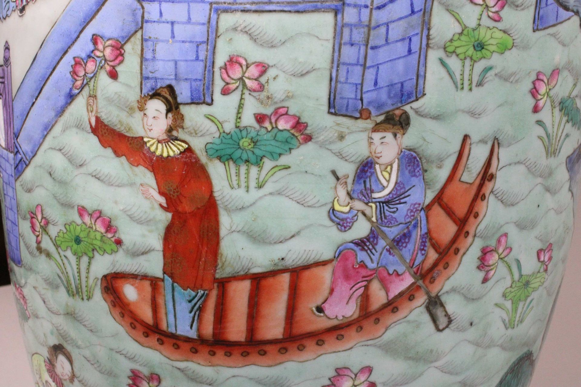 Henkelvase, China. Porzellan. 18. Jh., Wohl Qianlong-Dynastie. Ohne Marke. Polychrom bemalt, figürl - Image 8 of 8