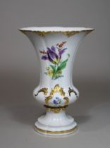 Amphorenvase, Meissener Porzellan. Bodenmarke: seit 1924. Handbemalte Blumen und goldene Verzierung